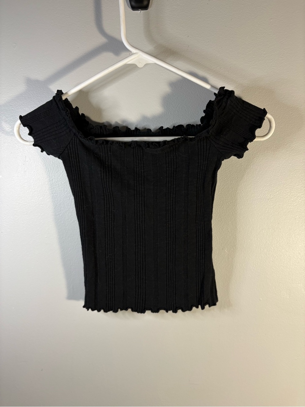 Aeropostale Black Ribbed Off-the-Shoulder Lettuce-Edge Crop Top